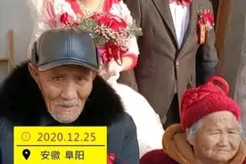 8旬老母含泪扒车窗送21岁养女出嫁，养女一声声“妈”让人泪下图片