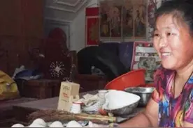 大衣嫂在家蒸馒头，看到厨房环境时，网友：大衣嫂真是太懒了图片