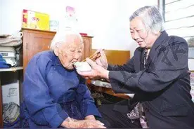 老人八十多了，只愿意儿子伺候怎么办？图片