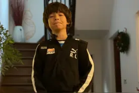 第一丑模吕燕晒儿子近照，7岁混血儿颜值惊人，身后二层豪宅吸睛图片