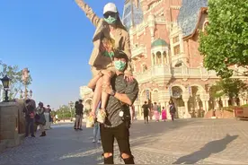 戚薇坐李承铉肩上大秀恩爱，lucky亲自拍下爸妈撒狗粮现场图片