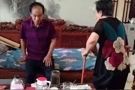 天津73岁儿子“惹怒”97岁妈妈，被老母亲拄拐杖追着打，画面暖心图片