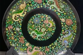 墨地素三彩缠枝麒麟纹盘图片