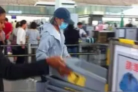58岁周星驰近照曝光，满头白发低调现身机场，孤身一人惹心疼图片