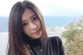 小说：“你放开我，你弄疼我了！”图片