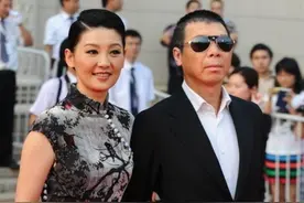 冯小刚前妻近照美过徐帆，被抛弃后一直单身，女儿很漂亮图片