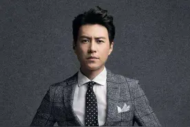 靳东戏里戏外的家，剧中的是豪宅很有科技感，现实中的很温馨图片