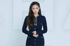 被jennie惊艳，穿小香风套裙腰臀比太出众，配蓝眼线好魅惑图片