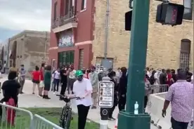 “白人警察跪黑人颈部7分钟导致窒息死亡”事态升级图片