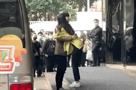 杨幂邓伦录节目上演“世纪拥抱”，穿同款黑裤，身高差太萌了图片