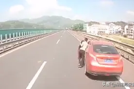 一个动作关乎生死！车辆突发故障，用灭火器当三角警示牌？高速上这些动作会致命！图片