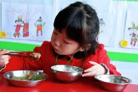 3岁挑食女儿上幼儿园竟饭量大增，老师偷发午餐照，宝妈看后暴怒图片