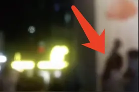 “我代表美国搞死你”！嚣张男子辱骂执法人员，被群众一顿胖揍图片