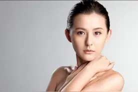 热依扎真时尚，穿白T叠穿黑吊带背心，搭配破洞牛仔裤，个性时尚图片