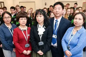 5名中国老师大战50名英国“熊孩子”：这部纪录片值得老师观看图片