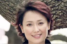 57岁左翎：31岁因《情满珠江》爆红后输了婚姻，如今二婚应该幸福图片
