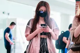 金子涵黑色短上衣和皮裤，大秀好身材，造型又酷又甜图片