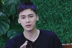 李易峰 身穿黑色米奇印花T恤，搭配牛仔裤，风格鲜明，十分减龄图片
