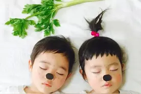 有一个热爱生活的妈妈，连睡觉都是享受图片