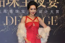孟广美身材成熟迷人，背带礼服配皮草披肩，“姐姐”气场显韵味图片