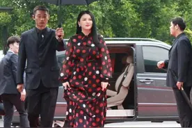 44岁李湘排面足，保镖打伞走路“生风”，助理“太后扶”格调真高图片
