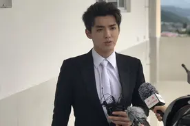 吴亦凡保镖推搡抗洪军人再引热议，本人从未道歉，还污蔑只是保安图片