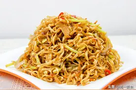 饭店都买不到的“河南炒面条”，这个做法不粘锅不糊底，劲道焦香图片