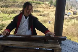 男子隐居海拔千米深山8年，与女弟子结婚生娃，弹古琴饮山泉逍遥图片