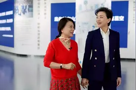 董明珠高调上访谈节目！穿红裙戴丝巾超有女人味，见杨澜罕见娇羞图片