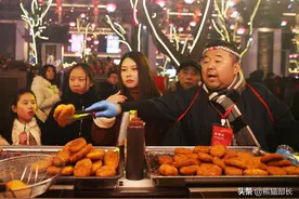 日本大叔有多拼 贴着暖宝宝含着润喉糖做生意图片