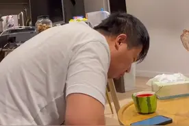 江苏一男子辅导弟弟英语，1天改100多道错题，最后崩溃向妈妈告状图片