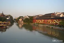 淮水东边旧时月，夜深还过女墙来——夜泊秦淮图片