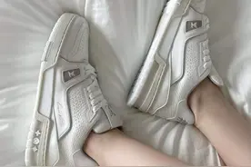 今天穿什么？LV 21FW 最美Trainer 白水泥图片