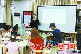 捷克女子在厦教中文，开设课程已有三年图片