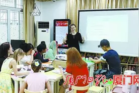 捷克女子在厦教中文，开设课程已有三年图片