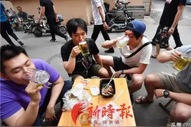 一杯扎啤里的济南味道图片