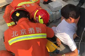 惊心大营救！3米钢管插入工人体内，通州消防紧急救援图片