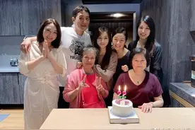 女星离婚15年与前夫同框，一家七口罕见合影，曾因王杰与恩师翻脸图片