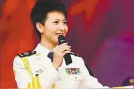 曾是红极一时的军旅歌手，凭唱歌享副师级待遇，国足名将娶她为妻图片