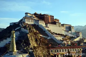 经过预约售票、层层关卡，终于进入布达拉宫，遗憾的是禁止拍照！图片