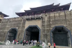 秦王宫，看起来好高，想想冷兵器时代攻这样的城门还是挺有难度的图片