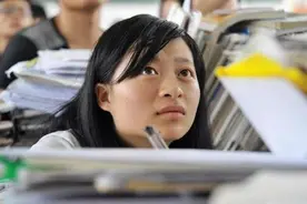 保安女儿高考675分，在家办升学宴，老板不请自来后面还跟着警车图片