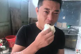 湖北小伙凌晨1点起床卖包子，每月收入还不够儿子一瓶药钱，哭了图片