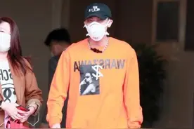 黄子韬这次翻车了，穿无痕皮裤凹出“壮汉腿”，看起来显胖20斤图片
