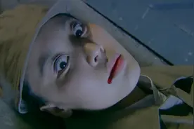 小伙把女间谍手臂打断，不料女间谍掀开衣服，小伙众人都看呆了视频封面