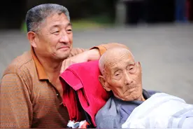 70岁老人对92岁父亲哭诉：爸，你若活着，我早晚要被你折磨死图片