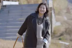 春节穿搭模板来了，大衣+烟筒裤+平底中靴，五六十岁这么穿好美图片