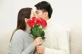 男人将来是穷还是富，请他吃顿饭，你心里就会有初步判断图片