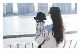 唐嫣晒女儿背影照，罗晋吐槽：快乐啥呀！六一还要被安排去上课图片