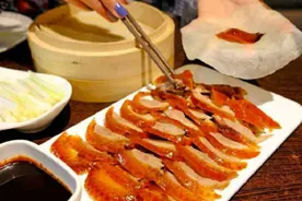 去北京吃烤鸭，店员问：鸭架是炸还是煲汤？内行人都这么回答图片